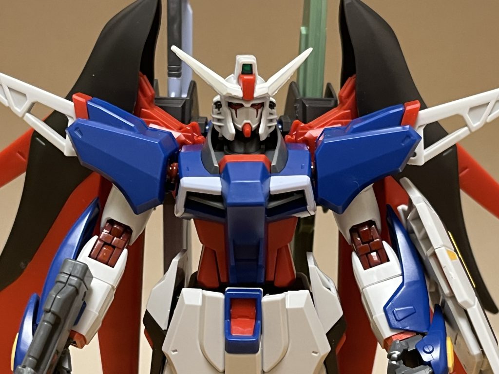 建造経緯元々ザフトでは、検討されていた精鋭部隊「コンクルーダーズ」の専用機としての導入も加味されていたが、コスト面の高騰、そしてデュランダルの戦死によって、一度は計画を見送られていた。しかし、生前のデュランダルからの情報提供によって、この計画の全容はシン・アスカに共有されていた。後にシンは、デスティニーガンダムを「リベンジャーズの運命を切り開く剣」にするべく、この計画を再開。加えて、シンが提唱する独自コンセプトたる「遠隔操縦による無人MS部隊としての運用」を可能とすべく、ドラグーンシステムの技術を導入しつつ、機体自体にも幾つかブラッシュアップを施した上で、超高性能型MSとして合計6機が新規製造されている。※いわば、このデスティニーSpecⅡ6体は「超高性能な少数量産型MS」という立ち位置で、本機の原型はルナマリア・ホーク専用機として調整されたデスティニーなので、完全な別物である。