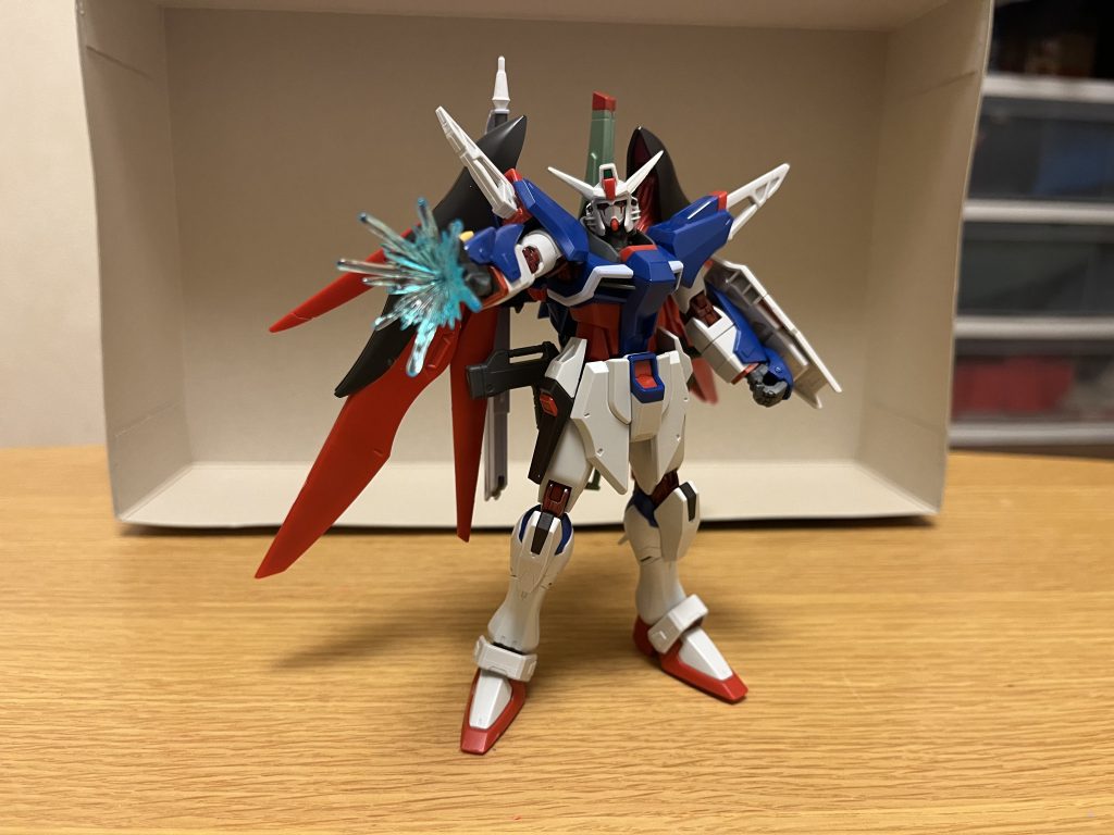 性能原作のデスティニーSpecⅡと比べても、性能面において劇的な向上がされている訳では無い。動力源原作と同じくハイパーデュートリオンエンジンが搭載されている｡あちらと同様に､無尽蔵のエネルギーを活かした額からデュートリオンビーム送電システムの照射機能も備わっている｡機動力･スピード原作のデスティニーSpecⅡと同様に､背部ウイングには以下の特殊機能が内蔵されており､極めて高い機動力と恐るべき幻惑効果を発揮する｡ヴォワチュールリュミエール背部ウイングに搭載された光圧式スラスターであり､光の翼を展開する事で、凄まじい機動力を生み出す。ミラージュコロイド背部ウイングに内蔵されたミラージュコロイド発生器であり､その実態はデスティニーが持つ最大最強の装備にして真骨頂と言うべき代物。その真の力とは「本当に分身すること」であり、これまでの｢あたかも分身した様に見える幻惑効果を発揮する｣「機体の背後に分身が追従する」という表面上のスペックによる生温い代物ではない。具体的には「本体とは独立して動く分身を同時に大量展開し、敵を捕捉不能に陥れる」「数十機単位のデスティニーがドラグーンの如く全方位から同時に襲いかかる凄まじい超高速強襲戦法」というMSの性能差を覆すほどの神業である。他にも、劇中では分身で僚機の姿を隠す事で「敵の射線を遮りつつ、僚機が攻撃準備に入ったり、体勢を立て直したりする時間を稼ぐ」などの連携やサポートの恩恵を与えられる。防御力･耐久性装甲は、VPS装甲を採用しており、原作と比べても、防御力自体に変化は無いが、相違点として、こちらオリジナル版は関節部のPS装甲材部分が常時超過駆動となっており、関節全体が常に赤く発光している。攻撃能力武装面での攻撃性能に特化している為、ハーデスインパルスガンダム黄泉冥王やデスティニーガンダムセレーネと異なり、武器を用いない徒手空拳は基本的に不得手だが、逆に言えば、武装面の攻撃性能が非常に高い事を意味している。弱点について従来のデスティニーガンダムと同様に、両腕を破壊されれば何もできなくなるが、そもそも本機は機動力の高さによる回避を念頭に置いており、パイロットが高いコンディションで本機の機動性と組み合わせれば、そもそも被弾せずに済む為、欠点にはならない。