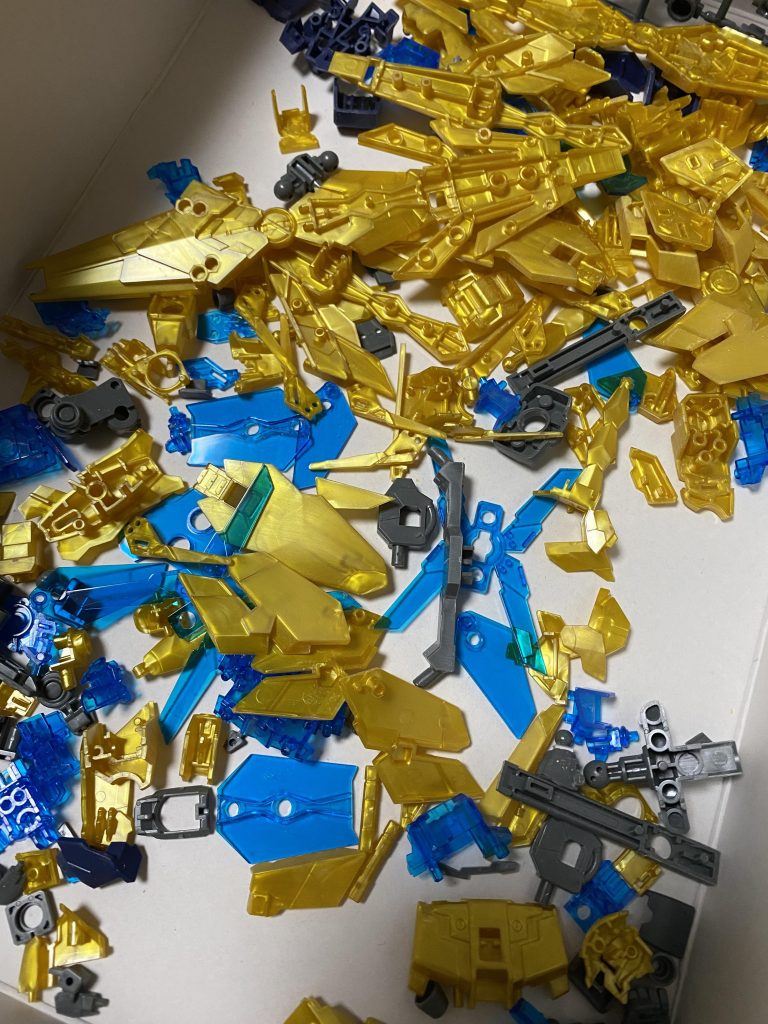 バンシィで散々組んだので、フェネクスはパーツを切り出して組み立てずに各処理をしてそのまま塗装してしまいました笑