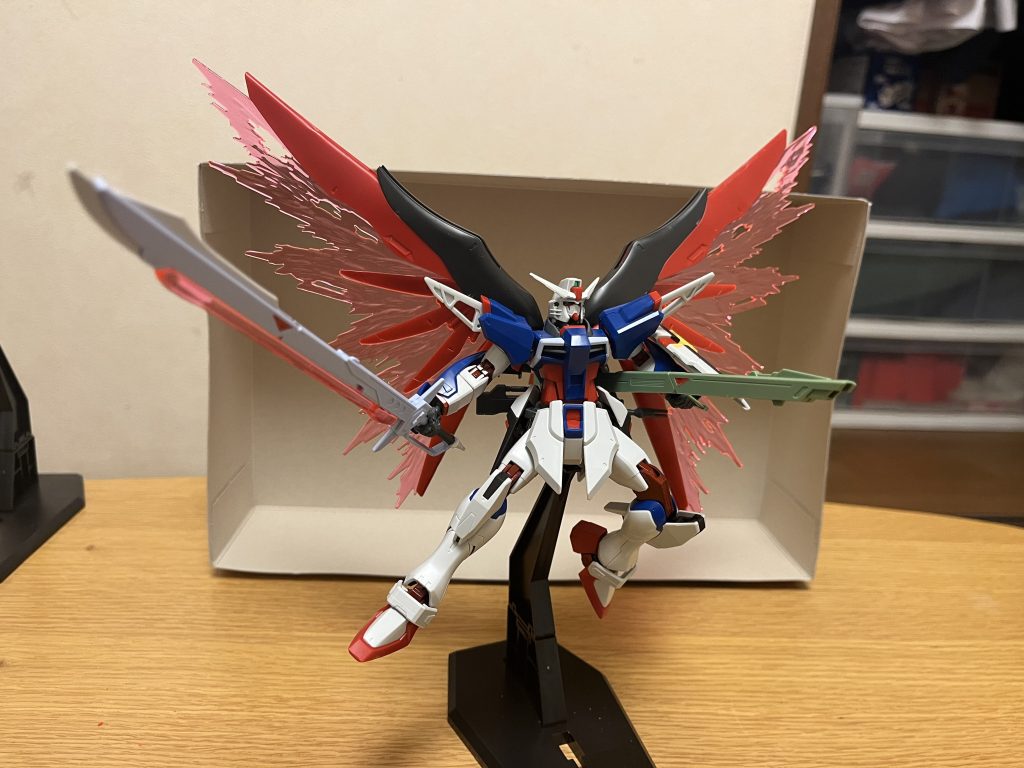 武装原作のデスティニーSpecⅡとの相違点は、実弾式レールガンから元のビームライフルに戻された事のみで、それ以外は特に変化は無い。機関砲頭部に2門内蔵されている。高エネルギービームライフルインパルスガンダムが装備していたビームライフルの改良モデル。ハイパーデュートリオンに対応したエネルギー供給システムを採用し、高い威力と速射を実現しており、不使用時はリアスカートのラッチにマウントされる。ソリドゥス・フルゴール ビームシールド両側の手甲に搭載された光学防御タイプのビームシールド。これを展開させる事で、高出力ビーム砲や陽電子砲を防ぎ切る防御力を発揮する。対ビームシールド左腕に装備されている実体式のシールド。インパルスのシールドと同じように、上下に伸縮して防御面積を増やす事が出来る。とはいえ本機はビームシールドに加え、VPS装甲の常時展開によって物理攻撃に対する高い防御力を備えているので、このシールドはフェイルセーフ用の装備としての意味合いが強い。フラッシュエッジ2両肩に1つずつ装備されたビームブーメラン。簡易的なドラグーンを搭載しており、ある程度は軌道の操作が出来る他、ビーム刃を延長してビームサーベルとしても使用可能。投擲武器としての威力も申し分無く、対ビームコーティングシールドを容易に切断する。但し、万一このブーメランを迎撃される等して失った場合、接近戦において取り回しの良い武器を失ってしまうので、使い所を上手く見極める必要がある。アロンダイト背部のウェポンラックの右側に収納された大型のビームソード。艦船の装甲や機関部の破壊を視野に入れて設計された「対艦刀」だが、対MSも想定に入れた設計がされており、MS戦でも高い有用性を発揮する。刀身に長大なビーム発振器を内蔵した構造で、斬撃兵器としては大型戦艦さえも一刀両断できる破格の切断力を誇り、デスティニーの高速移動を活かした一撃離脱戦法が最も適している。一方で、実体剣としての威力を高めた結果として、全長は機体の全高を上回るほどで、そのあまりの大きさから両腕での使用が前提となる為、駆動部の高い剛性と柔軟性が必要で、実質本機専用の武装となっている。そしてシンの技量を以ってすれば、これを片手で振るう事も可能となる。不使用時は二つに折り畳まれて収納される。高エネルギー長射程ビーム砲背部のウェポンラックの左側に搭載された大型ビームランチャー。使用時はマウント部の取手を展開し、マニピュレーターでグリップを保持する。莫大な電力配給によって、凄まじい威力と大出力を誇る。同時に速射性能も優秀で、かなりの高速サイクルでも使用可能。不使用時は二つに折り畳まれて収納される。パルマフィオキーナ左右の掌底部に内蔵された小型ビーム砲。剥き出しのビームジェネレーターに近いデバイスになっており、主に密着状態での砲撃に使用する。マルチレンジというコンセプトのデスティニーならではの実験的兵装であり、過去にこの様な装備をした例は無く、故に戦術バリエーションは未知数で、パイロットの発想次第で様々な応用が可能とされ、砲撃以外にもビーム刃の形成もできる。本機の最強火力であり、戦艦クラスですら一撃で撃沈するほどの凄まじい威力を誇り、後に登場するブラックナイトスコードのFT装甲(高出力ビーム射撃を無効化する特殊装甲)ですら破壊可能とするほど。