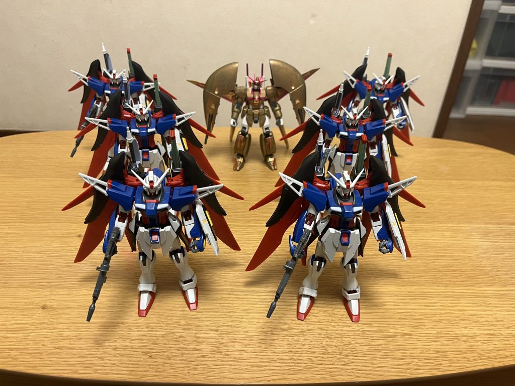 本機の操作難度について本機の最大の特徴は、本機6体(に加えて本体)を全て同時操作しながら、その性能を最大限に引き出すのに必要な操縦システムにある。操縦システム「機械的な補助による動作性能の低下と引き換えに扱いやすくなった」第二世代ではなく、「元々から使用者の資質を前提としている」第一世代ドラグーンシステムによる量子通信が用いられており、シン自らが搭乗するハーデスインパルスガンダム黄泉冥王を「本体」とし、本機6体を「MS型のドラグーン端末」として遠隔操作し、コントロールする仕組みである。当然、本機の操縦には、非常に高い空間認識能力と情報処理能力を必要とするのだが、実はシン・アスカ(IF版)は最強の力を手にした時点で、既にキラ・ヤマトやラウ・ル・クルーゼを大きく上回るほどの空間認識能力と情報処理能力を身に着けており、これらの適性問題も難なくクリアしている。一応、有人操作にも対応できるようにコックピット自体は残されているが、6体全ての主導権は全てシン・アスカが所有しており、逆に後述の操作難度の高さもあって、基本的にMS奪取などは通用しない。第二世代ではなく、第一世代を採用した理由第一世代ドラグーンシステムのが採用された理由は、このデスティニーガンダムそのものにある。と言うのも、デスティニー自体は、只でさえ複雑な挙動と様々な武装を扱う超高性能な万能型MSである上、原作(アニメ・劇場版)のシン・アスカ専用機として調整されている関係上、シン以外のパイロットではその性能を最大限に引き出せる訳がない。仮に負担が少ない第二世代ドラグーンシステムに切り替えた場合、動作性能が低下・単純化してしまい、複雑な挙動と分身というデスティニーの長所を引き出せず、すぐに撃墜されてしまうのである。そこでシン(IF版)は「パイロットが動作補助を用いずに直接操作する」という特徴に注目し、逆に第一世代を採用した事で、原作(劇場版)のシン・アスカの搭乗時と遜色無いほどの高い精密動作と戦闘性能を引き出せるようになっている。総合的な操作難度について「高性能機を同時に無人操作しつつ、その性能を最大限まで引き出す」という無理難題に全て応え尽くした結果、操作難度と負担が爆発的に上がってしまった。本機を6体全て同時操作するには、第一世代ドラグーンシステムに必要な空間認識能力と情報処理能力だけでなく、「超スピードと分身で攪乱しつつ一撃離脱戦法で敵を撃破する」「多彩な武装を状況に応じて的確に運用する」というデスティニーの本領を最大限発揮可能とする超絶的な操縦技術が要求される。当然ながら「デスティニー6体を同時にドラグーンの如く操作する」という無茶苦茶な荒業となれば、その操作難度と負担は第一世代ドラグーンシステムを遥かに上回り、一般的なパイロットでは(ナチュラル・コーディネーターを問わず)到底不可能とされ、これは高い空間認識能力を持つ者も例外ではなく、キラ・ヤマト、アスラン・ザラ、ラウ・ル・クルーゼ、さらにはコーディネーターの上位種とされる「アコード」のように実力者といえども、本機1体の操縦がやっとのレベルである。しかし、IF版のシン・アスカは過去の凄惨な拷問と人体実験もあって、原作の劇場版でのMVPとまで評される大活躍(実力を完全に発揮できるメンタル絶好調の状態)すらも遥かに上回る実力(操縦技術・身体能力・精神力)を身に着け、さらに冷静さと判断力も十全に保てるようになり、万が一メンタルの不備が生じても原作のような大幅な弱体化を起こさなくなった。上記の問題が全て解決された結果、かつての愛機でありながら最新鋭機をも圧倒する超高性能とポテンシャルを誇るデスティニーガンダムは、ドラグーンシステムによる遠隔操作が可能な無人機へと形を変え、6体の少数量産を経て、最終的にシン・アスカとリベンジャーズを守護する最強のMS部隊へと生まれ変わった。