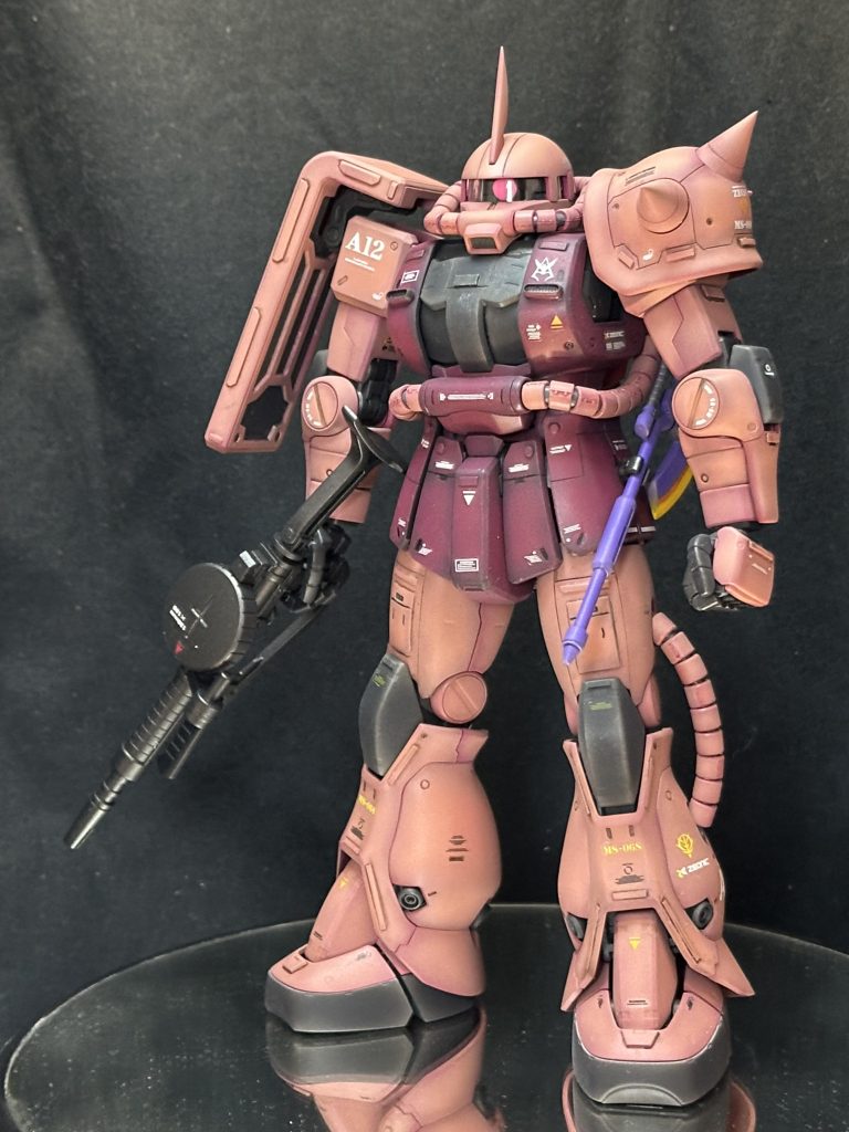 今年の目標をMGに力を入れること、ディテールアップを頑張る事とし、その第一弾として元旦からコツコツ作っていたシャアザク、ようやっと完成しました!