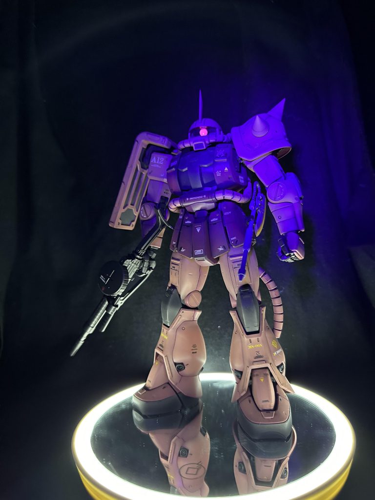 モノアイやマシンガンのレンズは白下地に蛍光ピンク+ホワイト蛍光カラーのおかげでブラックライトを当てるとグポーンみが増しますねー!時間はかかったけど楽しいキットでした!