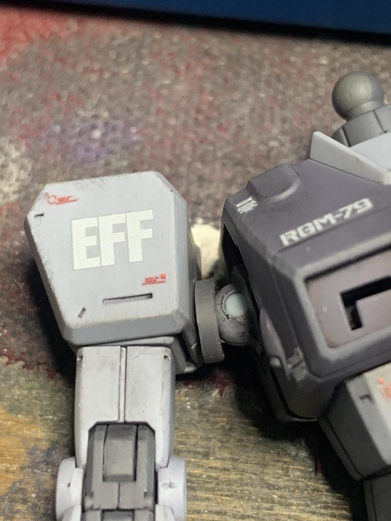 基本的には無改造ですが、肩と胸を繋ぐ軸の細いところを隠す輪っかを入れています。