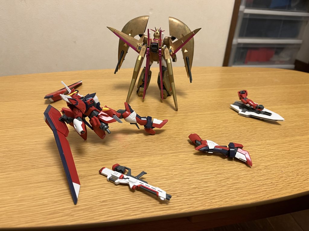 その後の活躍、デスティニー・プランの本来の守護者として紆余曲折のシンとオーブ(及びカガリ)との和解を経て、リベンジャーズの一時休止後、本機はハーデスインパルスガンダム黄泉冥王と共に封印されていたが、アコードたちによるオーブの危機によって、シンの判断でハーデスインパルスガンダム黄泉冥王と共に解禁された。シン「議長が目指したデスティニー・プランとは、人類が平等で幸福に生きられる平和な世界だ！！お前たちが語るような、世界征服なんかじゃない！！！」デュランダル議長の信念と思いを知るシンにとって、アウラとアコードたちが語るデスティニー・プランとは「自分ら一握りの限られた上位種が世界を統治し、それ以下の劣等種は駆除する」でしかなく、これは「ナチュラル・コーディネーター関係なく、人類全てが平等で平和な世界」を目指したデュランダル議長への冒涜に他ならない。だからこそ、シンの戦う理由は既に決まっていた。シン「議長とレイの思いを冒涜したお前たちを、絶対に許すもんか！！！」今こそシンは、アウラたちの「アコードたち上位種が支配者として統治する世界征服」という歪み切ったデスティニープランを否定し、デュランダル議長が願った「誰もが己の持つ素質を最大限に活かすことでより人類がそれぞれ役割を見出せる幸福な世界を目指す」というデスティニー・プランの本来の在り方を体現する守護者として、かつて「王」として振るった最強の力と共に戦場に君臨する。デスティニー・プランの守護者たる6体の強さと数の暴力は、衰える事無く未だ健在であり、最新鋭機のブラックナイトスコードルドラでさえ複数機を成す術なく蹂躙し、その上位種であるカルラ・シヴァすらも圧倒している(ただし、その中でも「決戦兵器」とされるガンダムタイプには敵わず、まとめて撃破されている)。