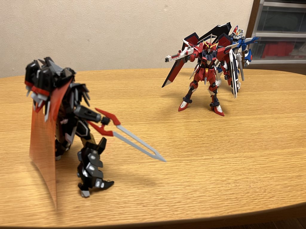ファウンデーションとの戦いについてグリフィンは原作同様に、キラに対して精神汚染を行ったが、キラ自身はこの時シンに「自分が見える場所にミケール大佐がいるか」を確認してもらい、その場で本機を待機させる事で、一旦は協定違反せずに踏み留まる。しかし、この事態を予期していたファウンデーション側にとって唯一のガンダムパイロットが発動した精神汚染によって、キラの意思関係なく無理矢理操られ、結局は原作同様に協定違反を犯すハメになり、ラクスも攻撃を許可せざるを得なくなる。※ただし、本機はシンの手によって、キラには内緒でアナログビデオレコーダーをコックピットに内蔵されていた為、実は「キラへの精神汚染の痕跡」は映像として残っていた。ラクス「……分かりました。キラを止めて下さい。キラを助けて下さい……!」そして、最新鋭機のブラックナイトスコードと対峙し、機体とパイロットの性能差と特殊能力も相まって、本機はフェイズシフトダウンまで追い込まれ、完全に行動不能にされた(内蔵されたビデオレコーダーは無事で、後にシンに回収されている)。しかし、その直後にシンのイモータルジャスティスが駆け付け、対峙するのであった...。