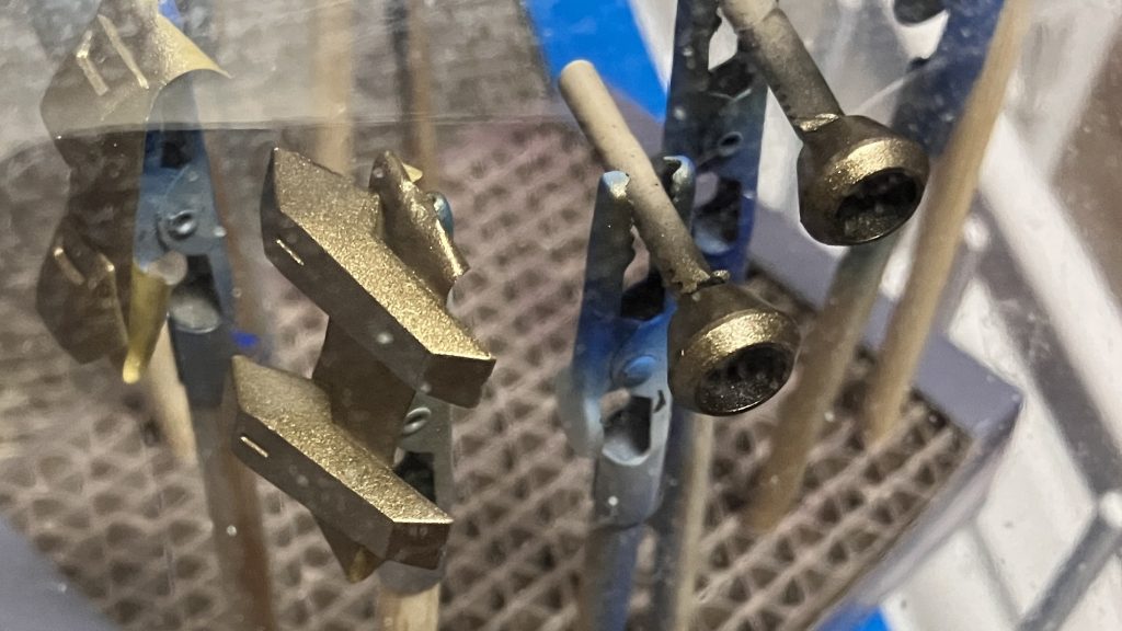 筆塗り専用と言いつつ、ダメ元でアクリジョン用うすめ液で1:1希釈してみたら普通にエアブラシ塗装できてズッコケました。そのままや光沢仕上げでも渋くていい金色でしたが、元ネタはあくまで黄土色という感じだったので、スミ入れのために一度光沢吹いてからプレミアムトップコートで艶消しとしています。