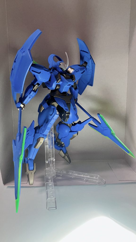 メインカラーが青サフで塗装手前の状態。途中まではジャベリン2本持ちで考えていましたが、単純に塗装段階でミスって折れたのと、元ネタ(？)もライフル＋ジャベリンの組み合わせだったので今の形に落ち着きました。