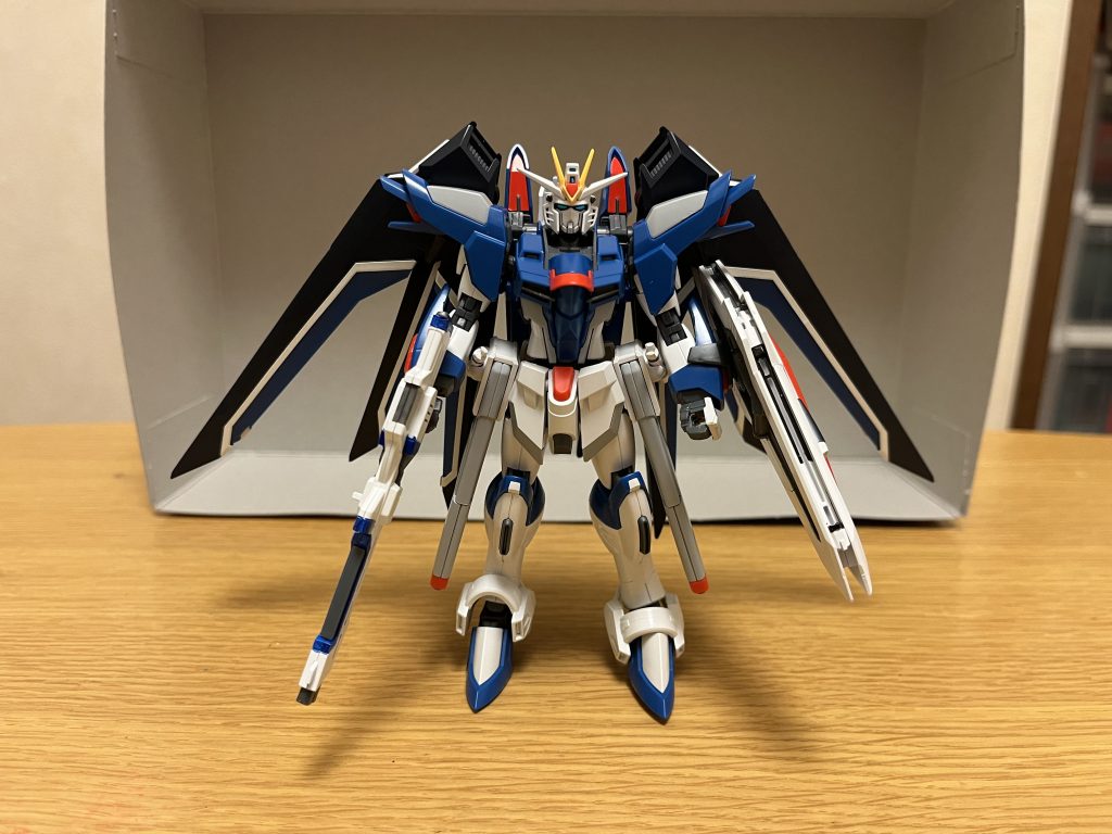 機体名:ライジングフリーダムガンダム全高:17.80m重量:67.90tZGMF-X20A ストライクフリーダムガンダムの運用データをもとに開発された世界平和監視機構コンパスの専用機。機体本体の設計はオーブ連合首長国(モルゲンレーテ社)、武装の開発・製造はプラントの二大兵器メーカー(及びザフトの統合設計局)が担当するなど、国家・体制の枠を超えた最新技術が集結している。兄弟機のイモータルジャスティスガンダムと共通のフレームを採用しており、運用方法に応じた機体や武装のバリエーションを生み出せるマルチロール的な特性を持つ他、大気圏内と宇宙を往還するコンパスの活動範囲に対応する為、オーブ軍のムラサメの可変技術を導入した飛行型のMA形態への変形機構を採用している。パイロットは、キラ・ヤマト(IF版)。経緯についてシンとの共闘シン・アスカとの和解から数年後、キラは准将として世界平和監視機構コンパスで務めるようになる。シンとは関係が良好で、キラも「ラクスと同じぐらい僕を気に掛けてくれる人」として信頼を寄せており、特にSEED序盤の自分以外は(弱くてすぐに死んでしまうから)誰にも頼れなかった状況が続いていたキラからしても、シンは「自分より遥かに強い存在」であり、本心では「誰よりも頼れる相手」として頼りたいと思う一方で、シンに対するオーブでの過去の仕打ち(過去の拷問や人体実験)もあって、内心では「オーブの一員だった者」として強い罪悪感も抱いており、未だにシンに助けを求める事ができずにいるのだが......