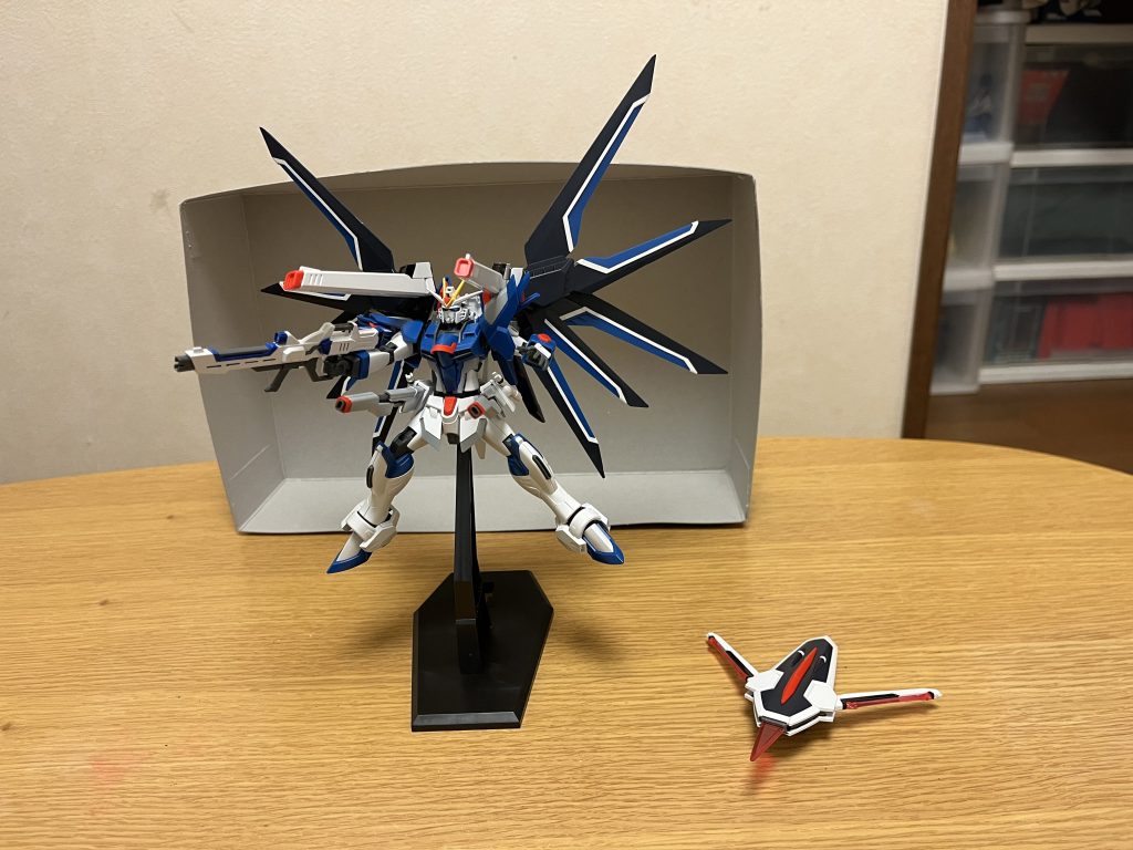 総合的な戦闘能力について原作のライジングフリーダムと特に変更点は無く、武装面もパイロットも原作と全く同じである。最新鋭機ブラックナイトスコードにはキラの技量を以てしても及ばないとはいえ、当時のコンパスが所有するMSとしては間違いなく最強クラスの性能を持っており、並のMSはおろかデストロイガンダムですら単独で容易に制圧可能とするほど。