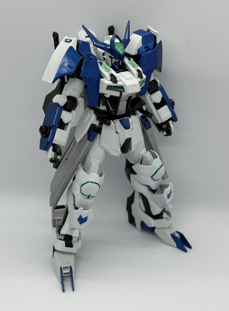 主な変更点は肩と胸部装甲、そして腰のレールガン決戦仕様という事でバルバトス第6形態も意識して仕上げています