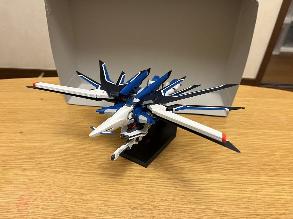 変形機構同じ機構と内部フレームを持つイモータルジャスティスと同様に、戦闘機型のMA形態への変形機構が搭載されている。さらにMA形態でのハイマットモードも可能であり、大気圏突入時にはウイングから絶えず排熱を行えるので、VPS装甲とシールドを活用した上で熱を逃がすためには最適な形態である。変形自体が非常に簡易な為、戦闘中でも勢いを殺すことなく迅速に変形できるので、MS形態へ変形しながらハイマットモードとなって制動をかけつつビームを避ける芸当も可能。