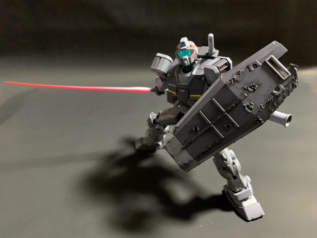 バイザー、モヒカンカメラはガイアの蛍光ブルーグリーンを吹いてます。サーベルはガイアの蛍光ピンクを吹いて、その上に白を重ね、更にブラックライト塗料の白を重ねているので白い部分も発光します。