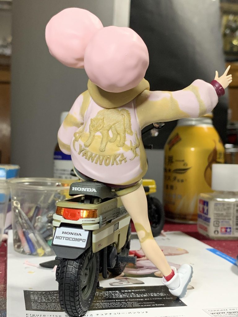 背中のやんのかステップ猫は下書きをしてからエポパテを貼り付けて半立体化しております。