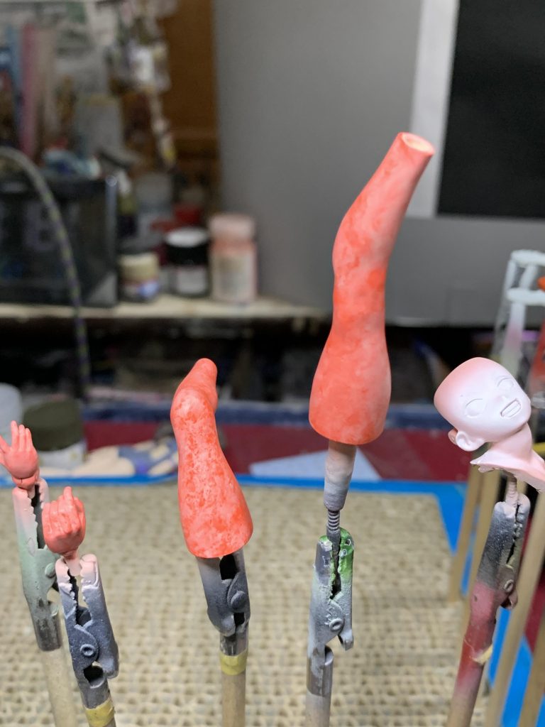 手と脚はピンクサフを吹いて、ウェザリングカラーの赤でマダラに着色してから肌の色を吹きました。