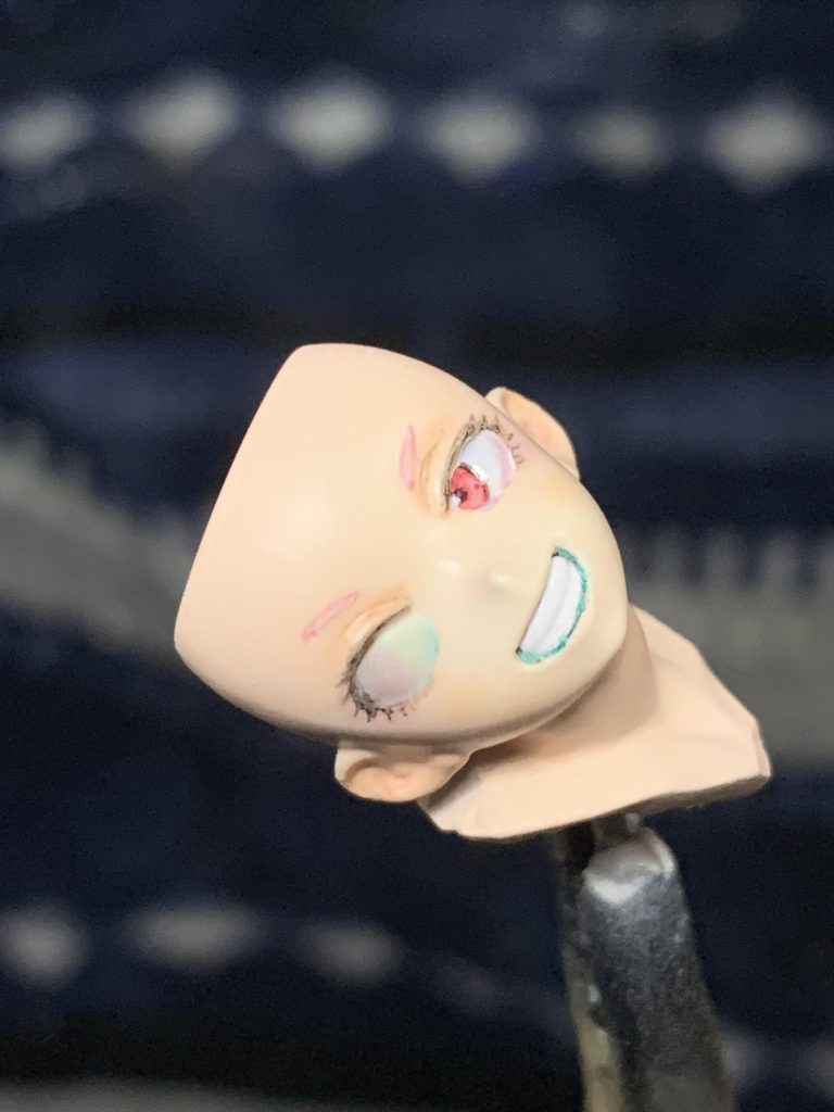 顔の塗装は、白目を塗って瞳を描いてクリアを吹きマスキングゾルでマスキングしてから肌の色を塗り、化粧して75%つや消し吹いてマスキングゾルを剥がして微調整。みたいな流れです。