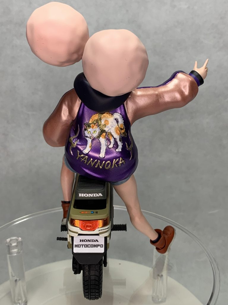 背中には、やんのかステップ猫を刺繍風に半立体的に造形しましたが、ちょっと作りが甘かったな〜と反省しております。