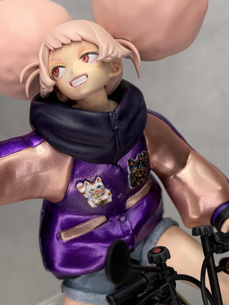 顔とあごの合わせ目消しと合わせて、首自体を頭と一体化し造形しています。胸の招き猫の刺繍風の造形がめちゃくちゃ難しく苦戦しましたねー。