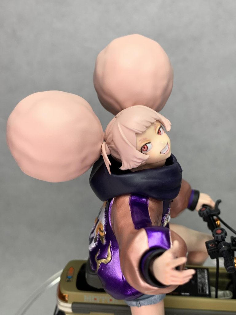 顔の改造詳細は、目玉の立体化、口角上げです。