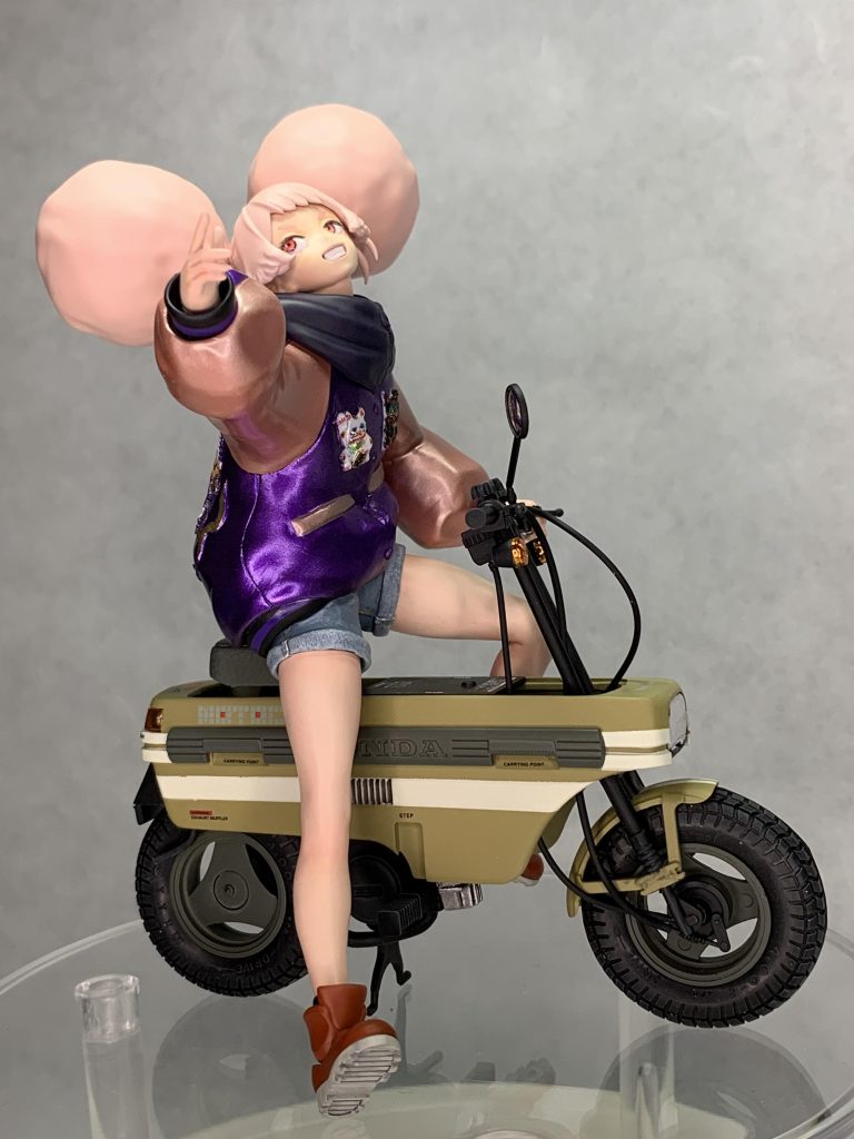 短パンはデニムパンツ化しております。靴のソールデザインをちょっといじってギザギザにしてます。