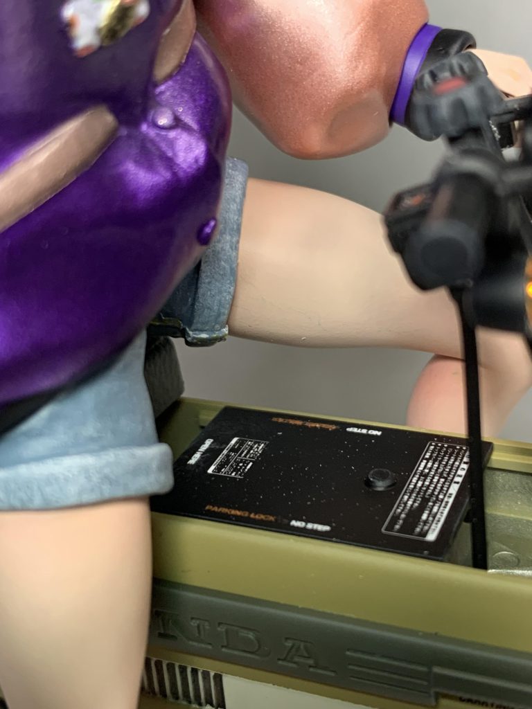 スカジャンはメタリック塗りっぱなし、デニムはつや消し、肌は75%つや消しみたいな感じで光沢感を調整しております。