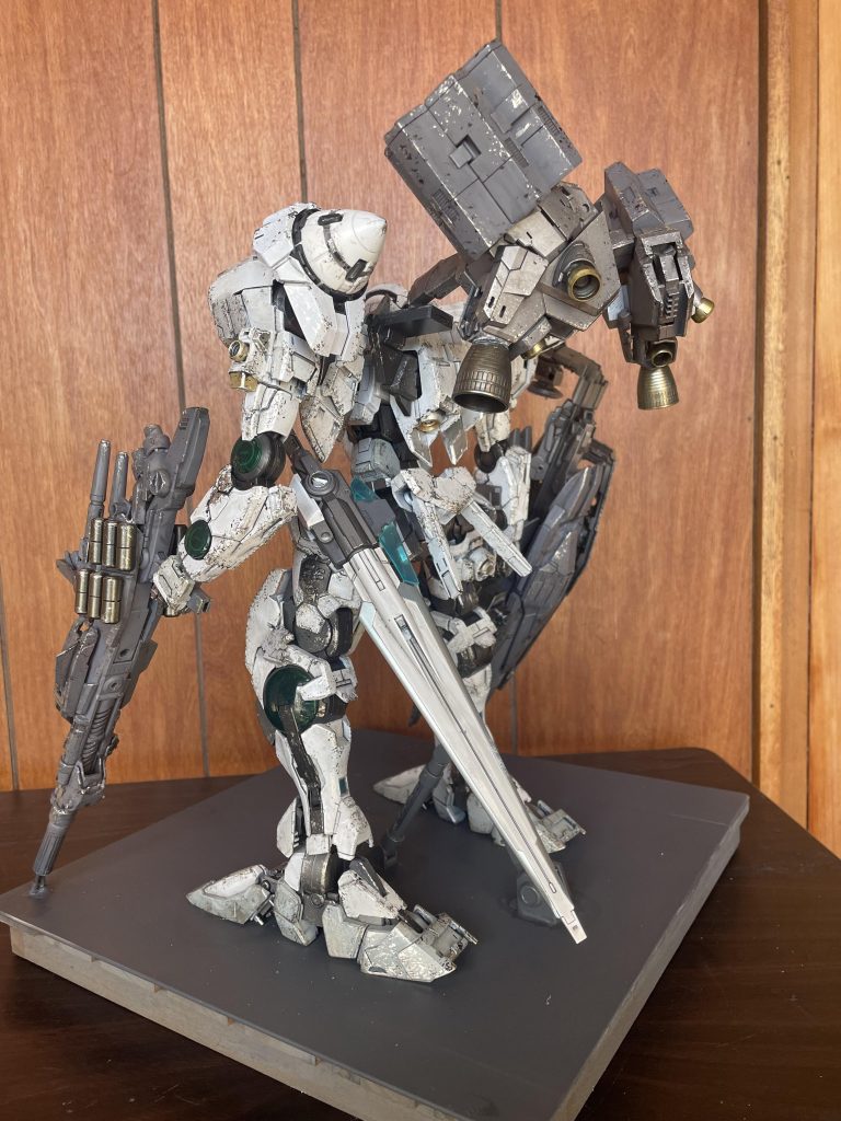 実体剣を装備。片側だけなのは侍をイメージしています。背中には12発のミサイルランチャーを装備。太陽炉は両肩に移設しています。