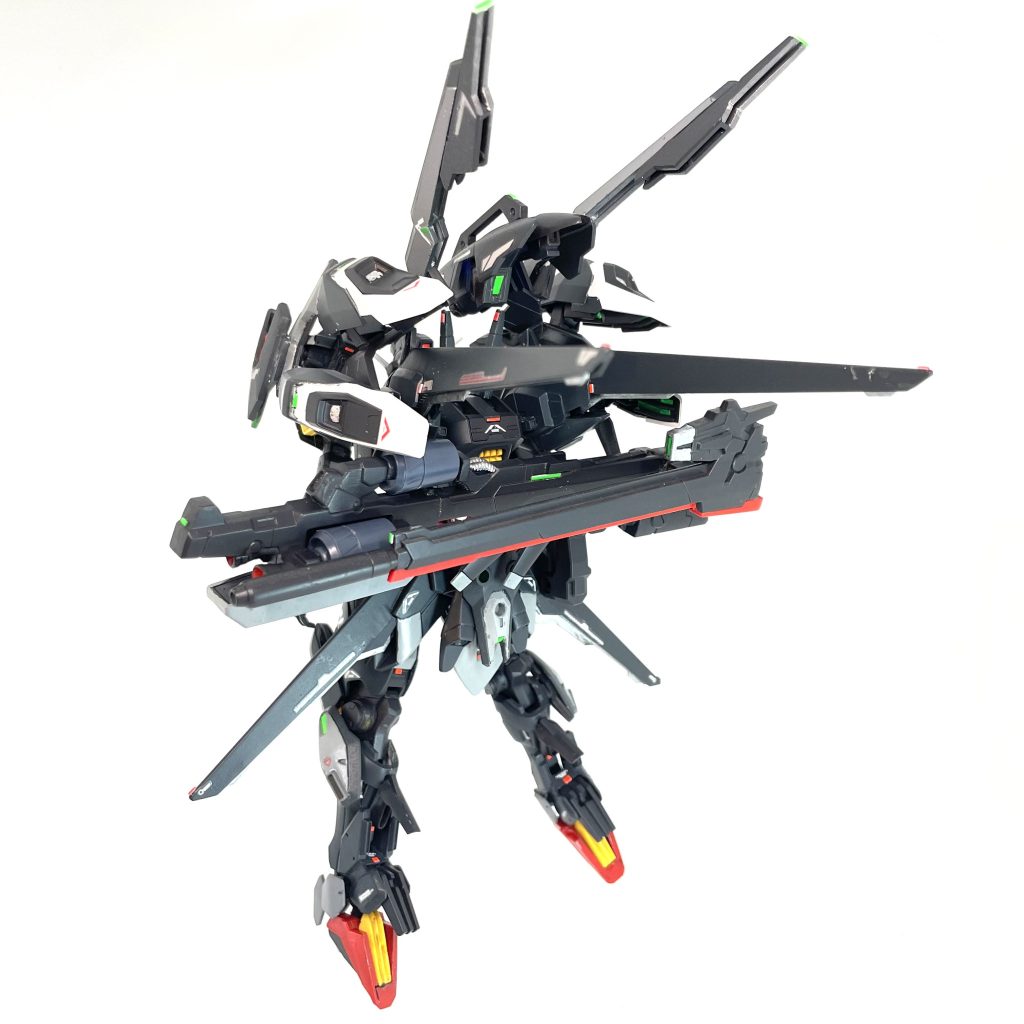 メガバスターランチャーは折りたたみ式。牽引パーツを取り付ければ背部に装着可能。他の写真では外しています。勝手な脳内設定まだまだありますが、ありそうな設定を妄想してました。以下適当にアクションを。
