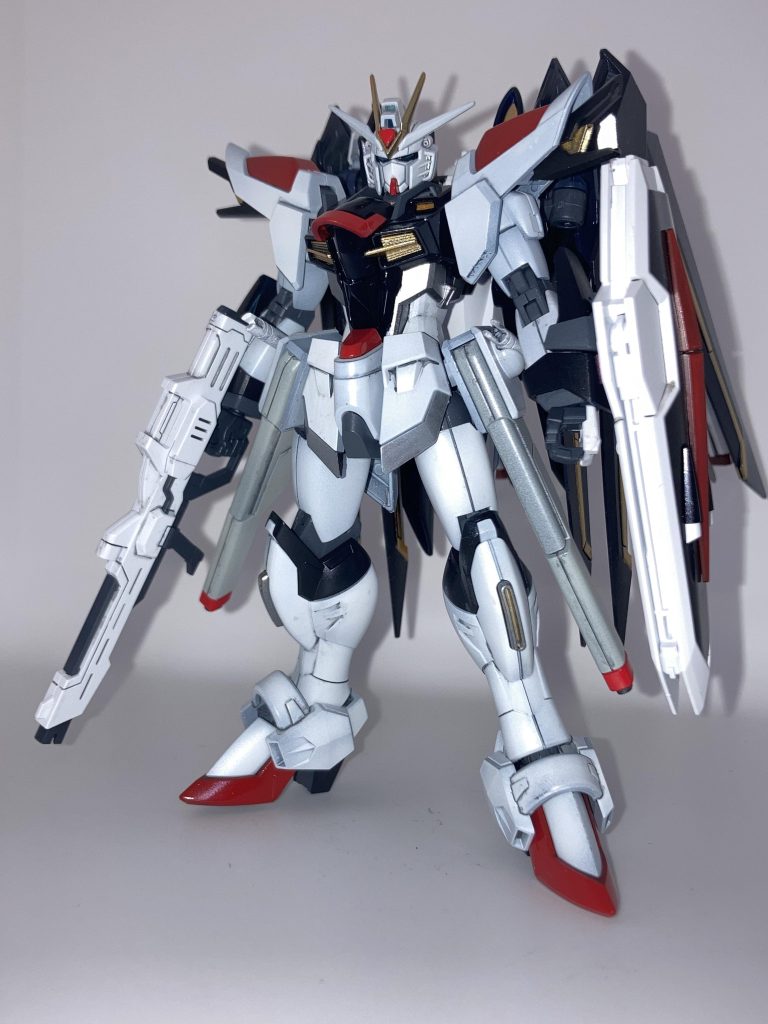 全身。青くない。元々フリーダムカラーが好きなので寄せてみました。フレームはメカサフヘヴィ。便利。胸部だけダークブルーを缶スプレー白はグラデーション塗装の練習に黒サフ立ち上げに挑戦しましたが、均一な濃さで吹けてなくてツラいです。薄いグレー部分はスターブライトアイアン羽根はダークブルーマイカ(タミヤのスプレー缶から塗料だけ取り出してエアブラシで)羽根のラインはスターブライトゴールドで塗り分けましたが、マスキング下手クソ過ぎてヤバい。塗り直すかな…後でデカールとか貼りたいのでトップコートまだです。