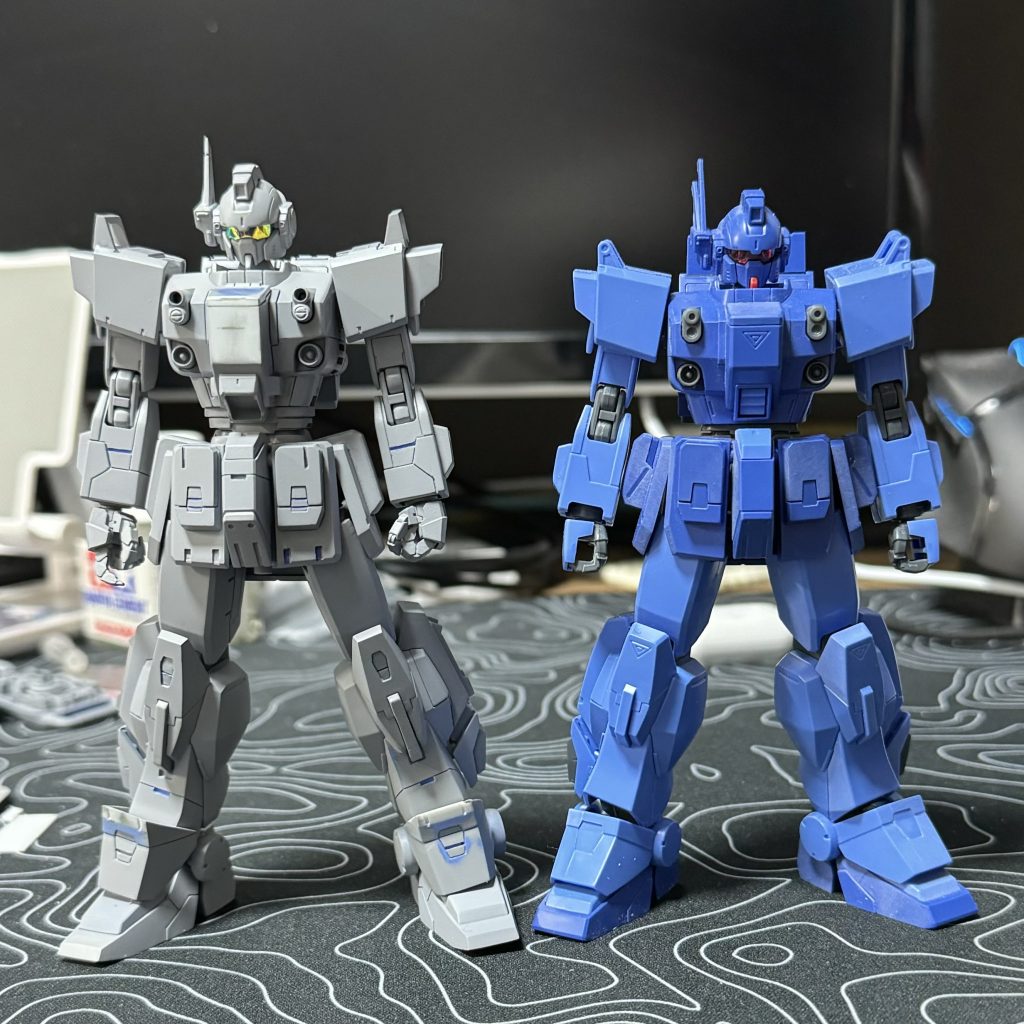 サフ吹いて素組みと比較胴で3mmぐらい延長しているので脚部の各ジョイント部分3箇所で胴長にならないように延長しバランスを取っていますS字立ちで腰を前に、胴体を前屈させているため全長はそこまでデカくなりすぎずにスマートな体型に出来たかと思います☺️