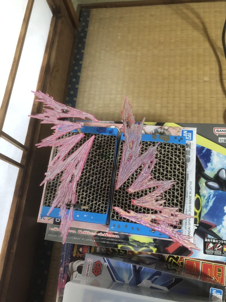 最近デスティニーの光の翼をガンダムマーカーのトランザムレッドで塗るといいと聞いていましたが自分は月光蝶シルバーで塗装しました。本当は間違えただけなんですけどね‥これはこれでいいやってことで続行。