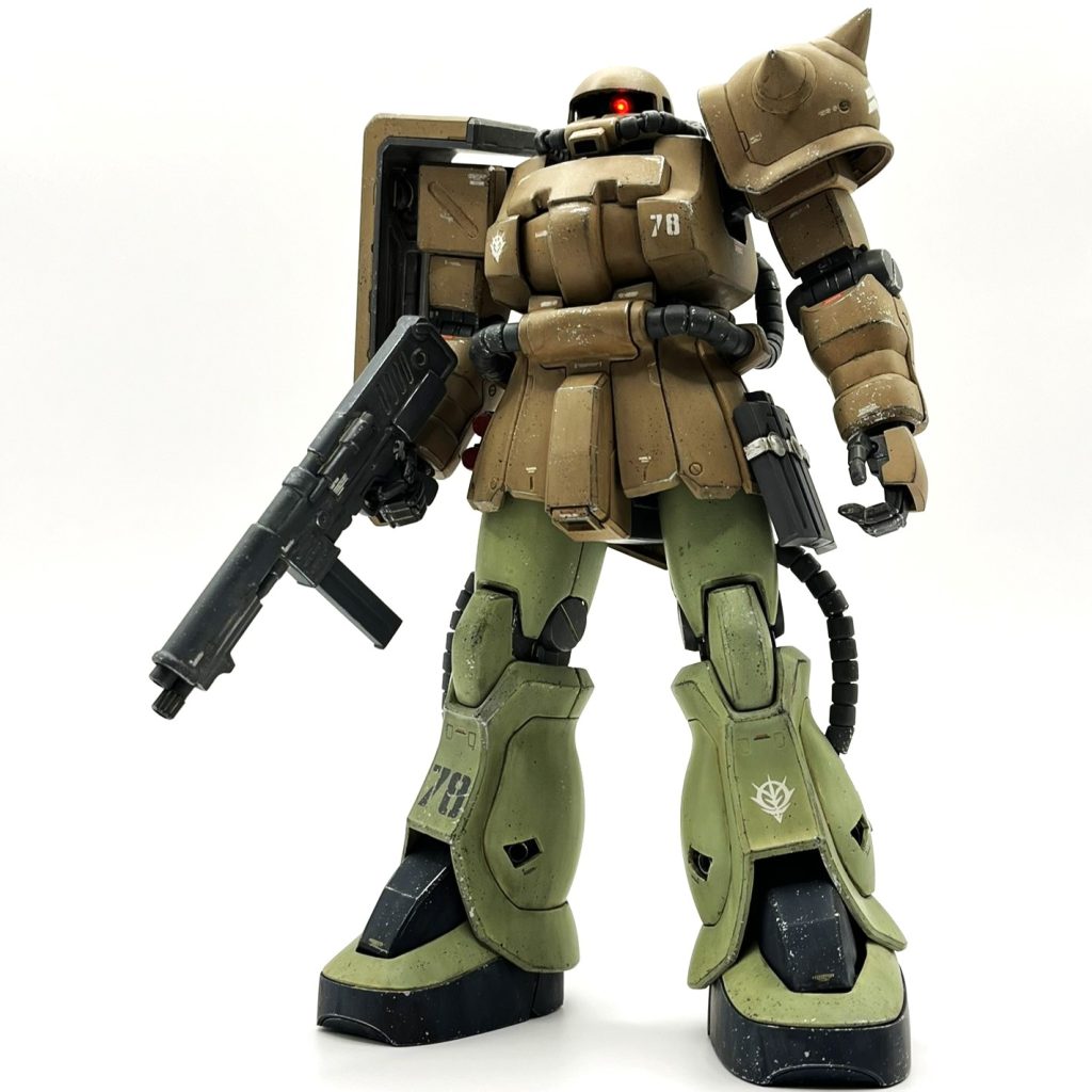 外装はほぼ完全にストレート組みです。バックパックの上部、ふくらはぎのバーニアが省略し過ぎなのでディテールアップした程度です。あとは肩部合わせ目消し、ゲート処理、エッジ出し、スジ掘り直し等の基本工作を施しました。