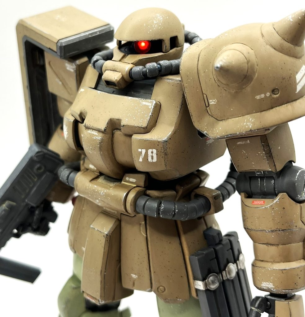 今回、人生初の電飾にチャレンジしました。1608サイズの赤色チップLED、コイン電池CR2032用のスイッチ付き電池BOX、抵抗をamazonで調達し、ハンダ付して点灯ユニットをこしらえました。どれも20個束売りでしたので、1個当たりに換算すると100円ちょいでユニット作れました。半田ごて等の初期投資はあるものの、かなりコスパ高いと個人的には思いました。あと19組作れるので、私のペースだとあと10年は買い足さなくて大丈夫そうです(笑)