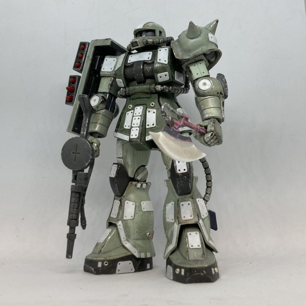 フォルムは特にいじらず、プラ板ペタペタ、筋彫り少々、メタルビーズ埋め込み。