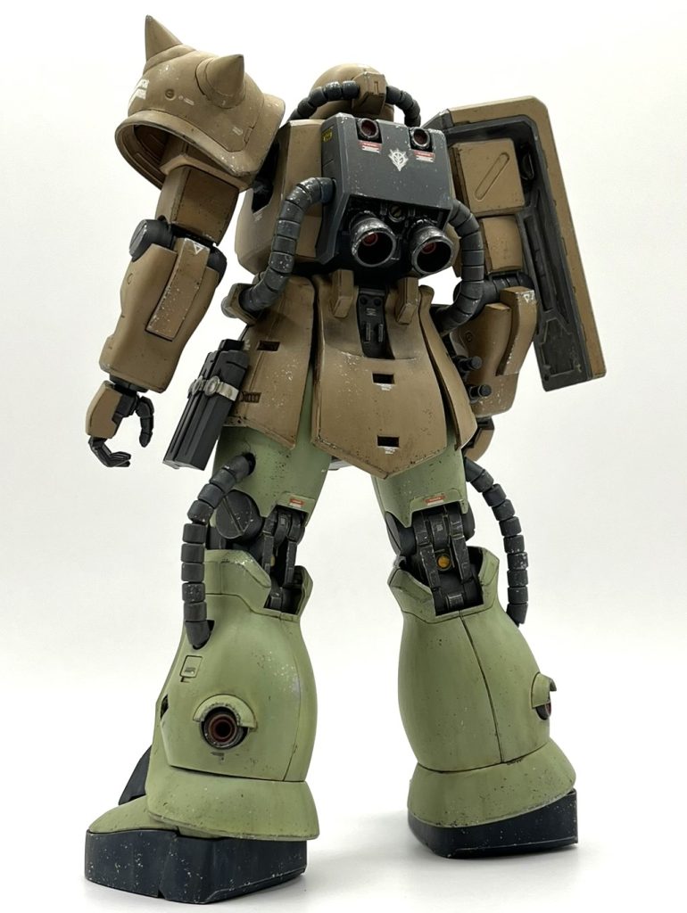 色は上半身をタミヤのタンスプレー、下半身をクレオスのMSグリーン1で塗りました。動力パイプ等一部は成形色のまま、その他細かいところは筆塗りで対応しました。スミイレはクレオスのウェザリングカラーのグランドブラウン、汚しもウェザリングカラー複数色を使いました。最後に筆やスポンジでチッピングをして外装は完了です。