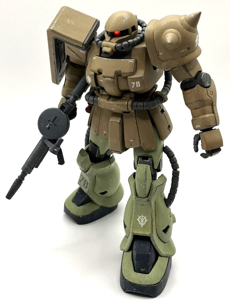 実際に点灯させてみると、レンズパーツの側面が透明な為イメージしたモノアイの光り方になりませんでした。そこで、レンズパーツ側面をグレーの塗料で塗り潰し、光の出る箇所を正面のみに制限しました。レンズパーツ表面も使い古した1000番のペーパーを当て曇りガラスにし、やんわり光を拡散させました。ちなみにレンズパーツは消灯状態でもある程度存在感が出るよう、クリアレッドを薄く吹いています。