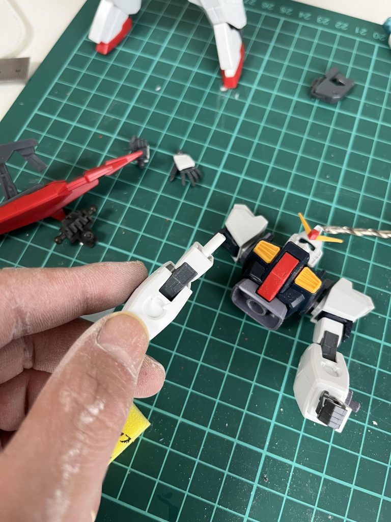 基本工作は首の0.5㎜延長と胴体を1㎜延長してます。あとはアンテナのシャープ化、スジボリの追加、軽くプラ板でディティールアップをしています。腕の接続は3㎜プラ棒さしたら簡単に接続できました!太陽炉は切って貼っただけの簡単工作です☺️