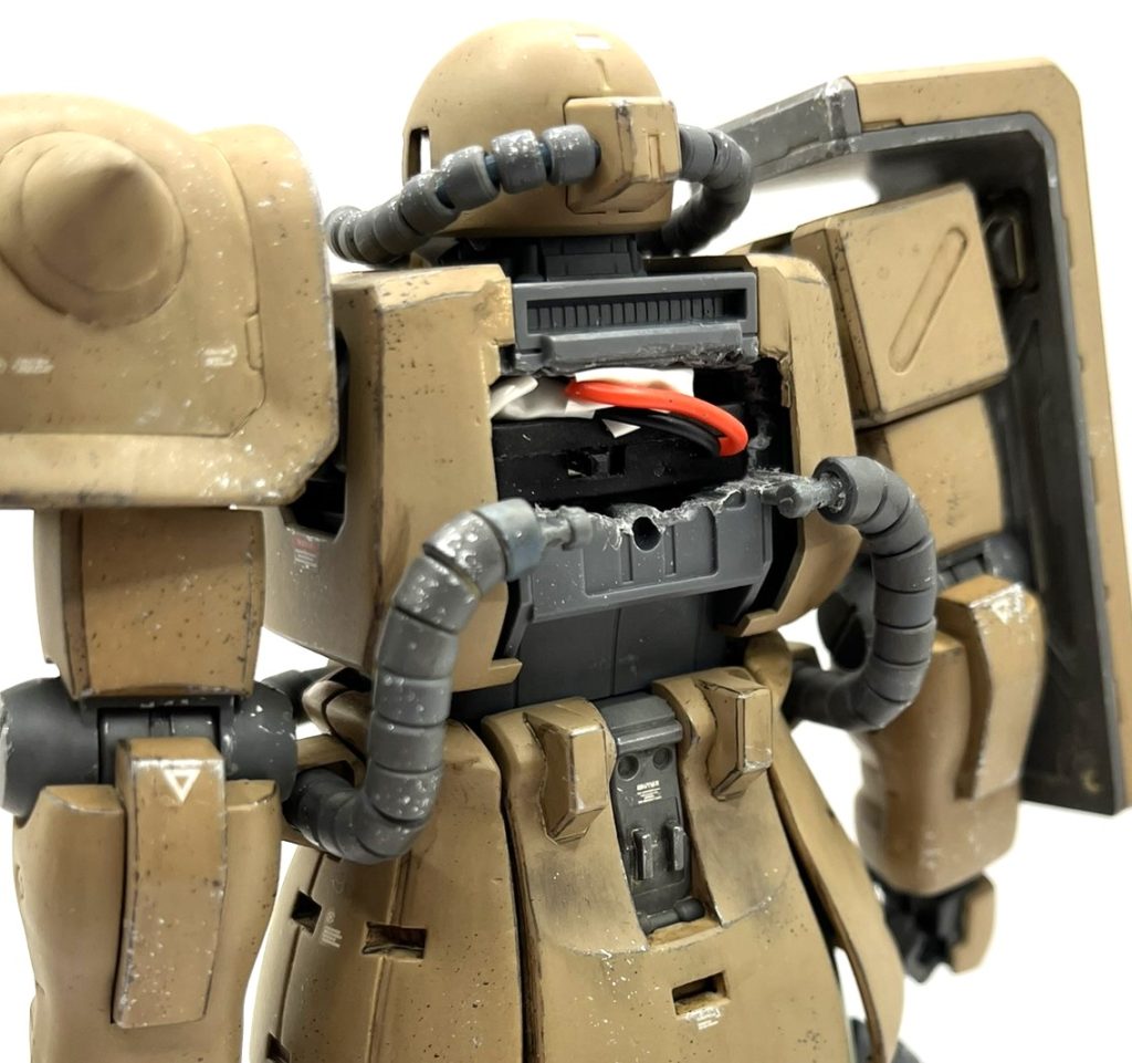 外部電源化すればかなり楽だと思いましたが、どうしてもビルトインに拘りたくて頑張りました。結論としてはHGはもっと工夫が必要ですが、MGサイズであれば基本どのMSでもいけそうな感触はあります。今回はバックパックで隠れる背中~コックピットパネルで隠れる胸部を空洞にして、そこに電池BOXを突っ込みました。基本何も考えず電池BOXが収まるようにひたすら削るだけで済みましたが、バックパックを固定する構造を除去する必要があったので、そこで少しだけ頭を使いました。