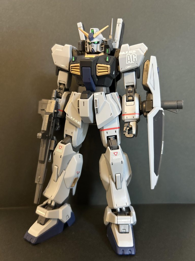 息子の初のHG。成形色仕上げですが、一通り息子が組みました。デカールに苦戦してましたが、なんとか完成しました。リアルタイプカラーのMk-IIカッコいい！ティターンズカラーも揃えたい。■製作期間不明、素組み後、放置してたので忘れました■開発担当組立て:息子塗装:ゴールド父、クリア息子ディテールアップ:息子■塗装メモゴールド:F.赤金その他:成形色トップコート:C.プレミアムトップコートつや消し■ディテールメモ墨入れ