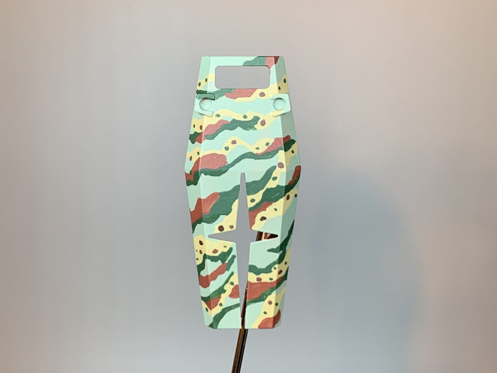 夏期戦用ガンダムの特徴的な迷彩柄のシールドは、エナメル塗料を筆で重ね塗りしました。