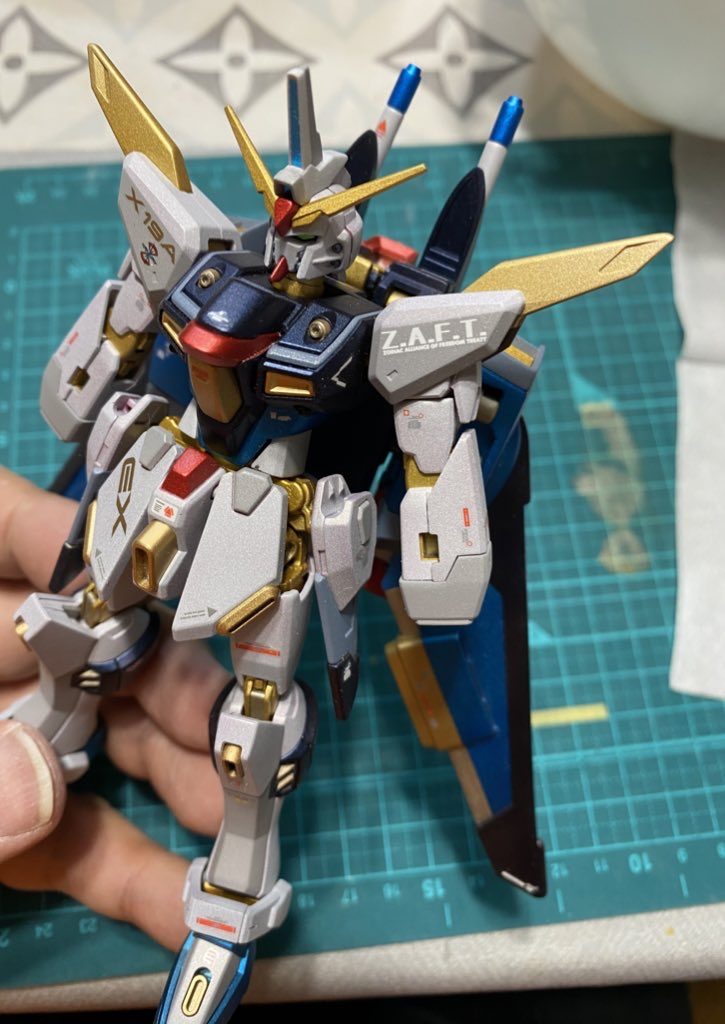 腰のフロントアーマーにはEX(エクストラの意)の文字を他の2体同様追加。以上となります。カラーリング一つで全く新しいイメージが生まれます。