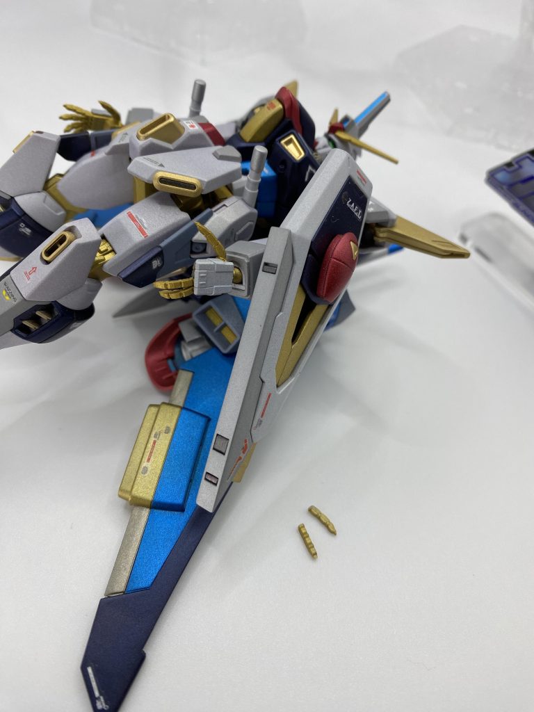 撮影中に折れたジャスティスの指。力入れ過ぎてへし折ってしまいました。現在は復旧済み。