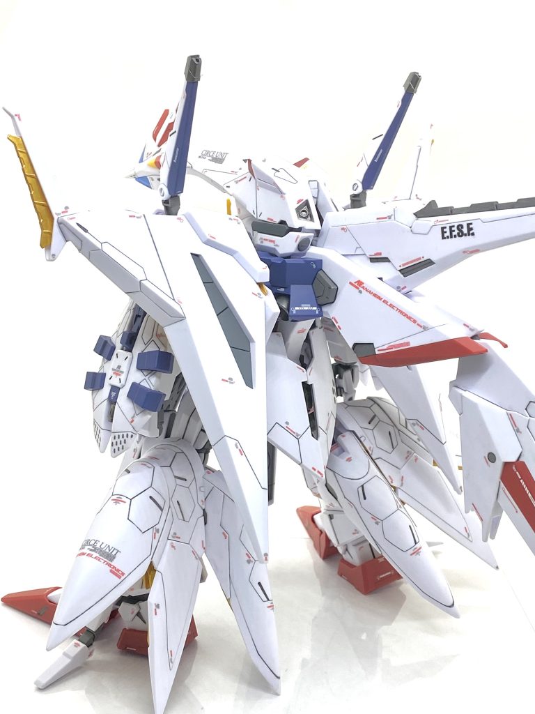 塗装箇所とカラーレシピバーニア外部、ビームライフル先端部等→(ガイア)フレームメタリック(1)各部凹部モールド等→(クレオス)RLM75グレーバイオレット足、肩、胸等ミノフスキー・クラフト金色部→(ガイア)スターブライトゴールド頭部アンテナ、スタビライザー黄色部等→(クレオス)新ガンダムカラーMSイエローフライトユニット翼端赤部→(クレオス)ダンバインカラーオーラレッド3機種センサー部→(クレオス) GXディープクリアブルー