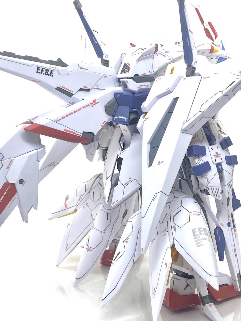 次に塗装ですがこの時に風邪を引いてしまい、最悪の体調になってしまいました。こういう時に限って仕事が忙しくなる上に会社全体で10人近くコロナに感染した人が出てしまい、休める状況じゃないので無理して仕事をし、尚且つ夜は少しづつでもエアブラシや筆を持って塗装するという地獄みたいな状況に陥ってしまいました(笑)。フライトユニットのゴールド部分の塗装は全然上手くいかない、凹凸ディテールの筆塗りも綺麗に塗分けられない、タガネでのケガキが甘かったのか墨入れが全然綺麗に残らない上に滅茶苦茶量があるとミスを連発した上に体調悪いから夜遅くまで起きていられず、更なる作業が進まない状況でしたが土日にまた家に篭って挽回するというストレスが溜まる様な事になりますが展示会の10日ほど前に墨入れまで終わり、最後の苦行でありますデカール貼り地獄に突入します(笑)。