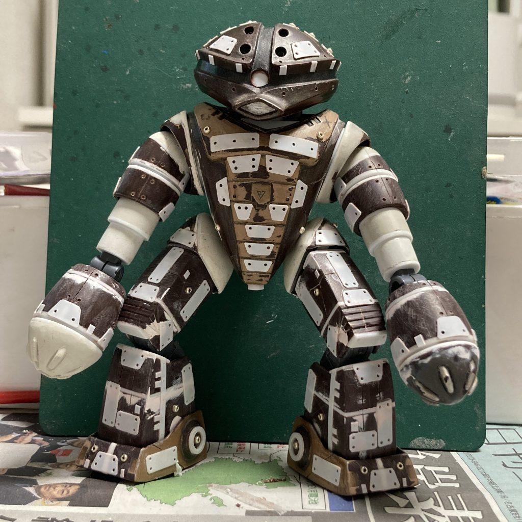 プラ板ペタペタ、筋彫り少々、ディテールアップ。右手の爪収納ナックルはキットについてないので、左手の物の型をとってパテで作りました。