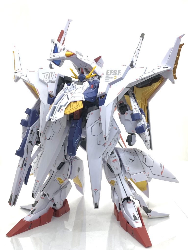 HGUC ペーネロペーを成形色仕上げ+αで作ってみました。今回は2024年2月18日に行われました深谷モデラーズサミットという展示会に参加する為に展示物の目玉を作りたかったのでHGUCの中でも大型キットのペーネロペーをチョイスしました。なぜペーネロペーを選んだか?は1年以上前にライバル機でありますΞ(クスィー)ガンダムは作っていて今でも自分の中の最高傑作の一つであり、それも展示するので隣にライバル機を・・・と思い、この異形じみた化け物MSをチョイスします(笑)。ですが、かなり前に仮組していた時に中のオデュッセウスガンダムでさえνガンダム以上のボリュームで大変なのにフライトユニットがまた普通のHGの二機分はあろうかのボリュームで絶句してしまいます。自分は細かくデカールを貼るのが作風なので絶対に大変なのがわかってはいるのですが、Xで作るとポストして逃げ出せない状況を作り、自分を追い込んでいくのですが・・・これが地獄の始まりになったのです(笑)