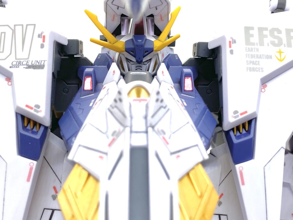 デカールはガンダムデカールの閃光のハサウェイ汎用1が出ていますのでまずはペーネロペー用のを貼り、間が開いた所は同じデザインのΞガンダム用や余っていたMGVガンダム、V2ガンダム、HGユニコーンガンダムなどを満遍なく貼ってカトキ風にしました。機体がかなり大きいのでMGサイズのデカールでも貼る所さえ間違えなければそんなに違和感は感じないです。