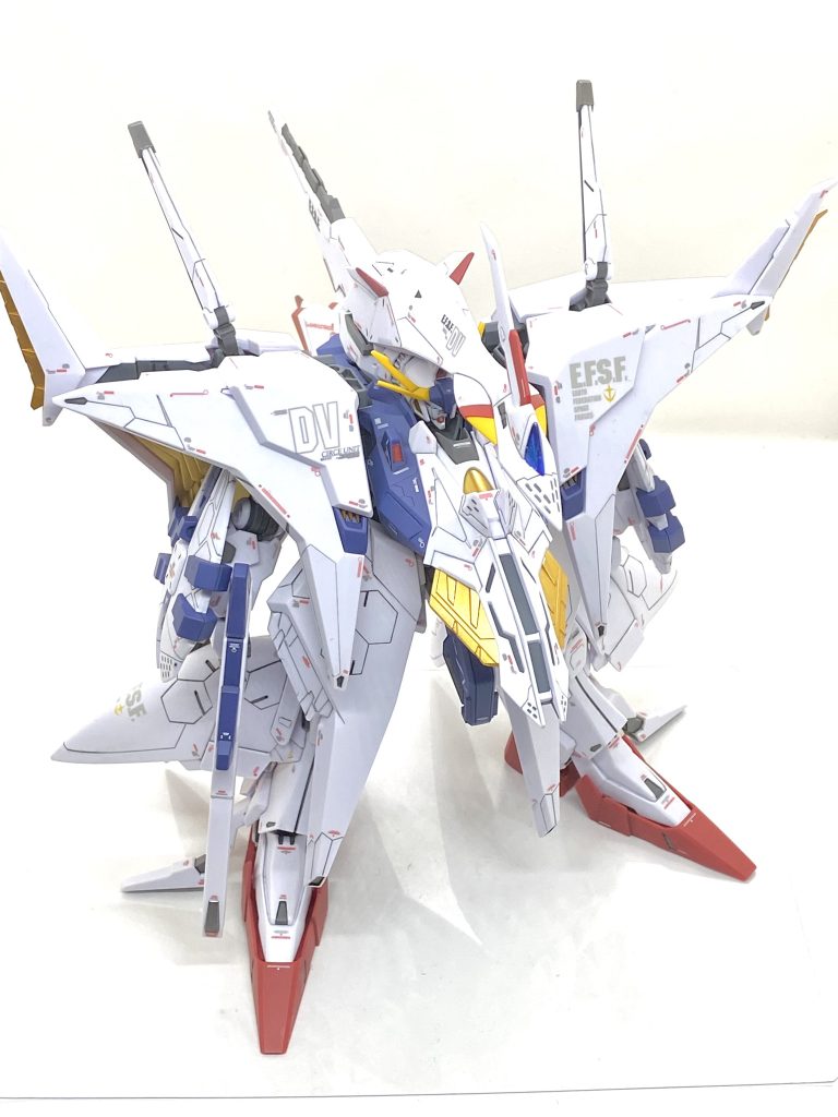 ペーネロペーは1/144とはいってもPG並みのボリュームがあるので製作期間を一月取る事にして、ジム・クゥエルを完成させた次の日から表面処理を始めました。ですが・・・平日は仕事があるので良くても2時間半程度しか時間が取れず中々終わりません。合わせ目もフライトユニット機種や後方部のスダビライザー周り、武器、楯類、オデュッセウスガンダム肩部なんかにあるので丁寧に消したり、後ハメしにくい所はダンモやタガネを使ってモールド化して目立たたない様にしました。特にフライトユニット後方部のスダビライザー周りはかなり長い合わせ目が出来るので消すのにも一苦労でそれだけで2~3時間掛かるという事もあり、作業性が全然上がりません。モールドの彫り直しもあったので土日はひたすら家に篭って作業・・・でも中々終わらず10日ほど掛かって表面処理の作業時間の新記録を更新致しました(笑)。