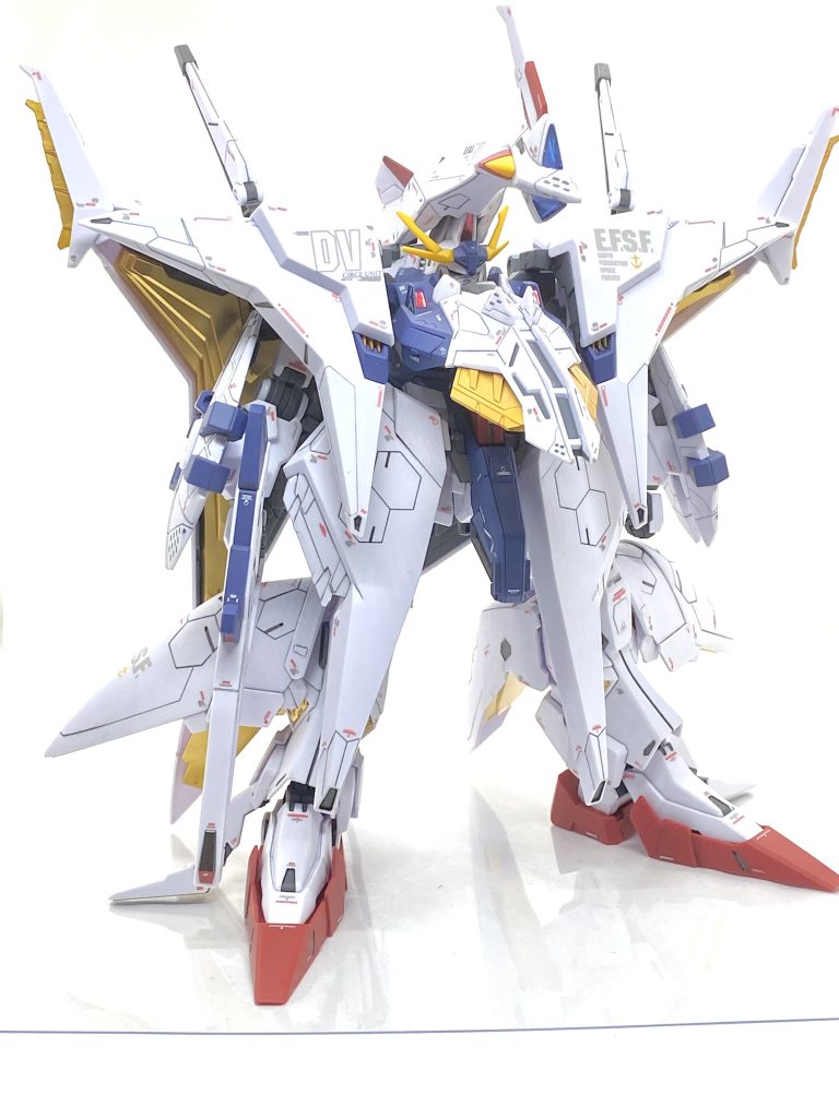 デカールはファンネルミサイルエフェクトセットを持っているのでその説明書にありますガイド通りに貼り、これが二日ほどで貼り終わりました。これだけですと自分の作風だとデカール量が少なすぎるので間が開いた所を余ったMG用のデカールとかで貼っていくのですが・・・フライトユニットはどれもデカいパーツだらけなので終わる気配がまるで見えず「延々とデカール貼りが続くの?」と思いました(笑)。しかもフライトユニット着たら見えなくなるオデッセウスガンダム状態でも手抜きは無しに細かく貼っていくので苦行以外の何物でもありません(笑)。ただ、今回はガンダムホビーライフ誌に所属するキルケー部隊の大変カッコいいデザインのデカールがあった上にサイズ違いも含めて6枚もあるので全部使いました(フライトユニット、肩、足など)。DVのアルファベットはダバオ(Davao)の略で映画でのキルケー部隊の本拠地ですからそこの所属にしてます。デカール貼りはまたしても土日突貫して300枚以上も貼り、最後の艶消しクリアー吹くのはここで有給休暇を使いましたが当然一日では終わらず、次の日の夜中まで吹き、金曜の夜に組み立ててギリギリ間に合いました(汗)。