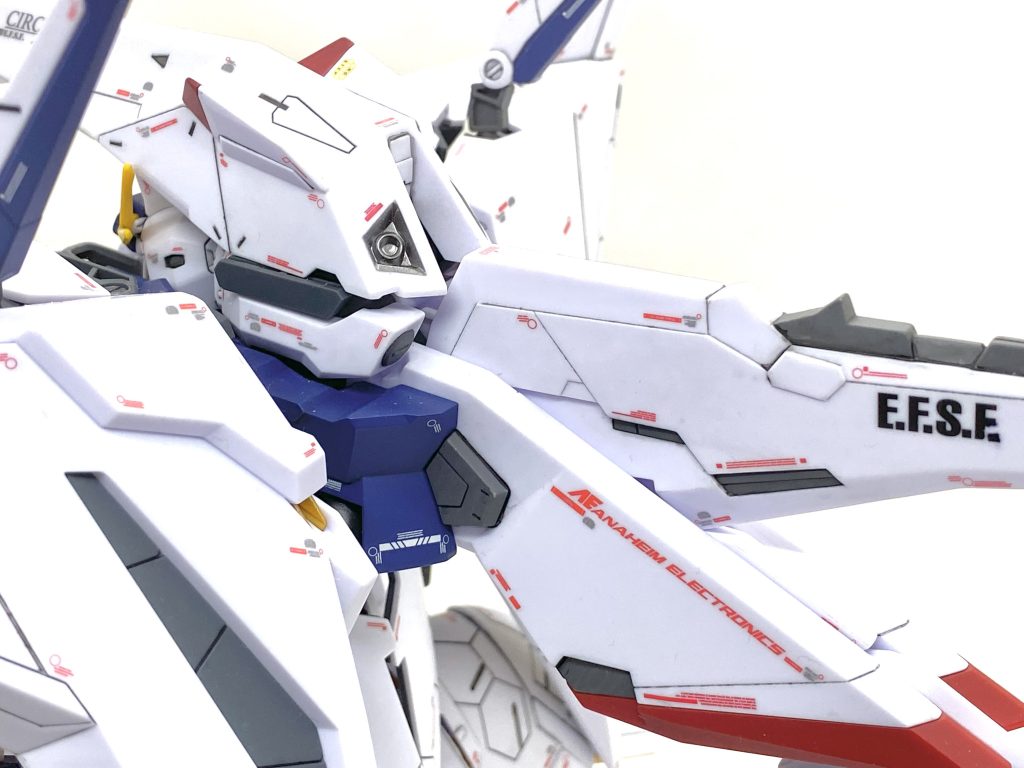 出来る限りグレーで塗って情報量増やしてます。