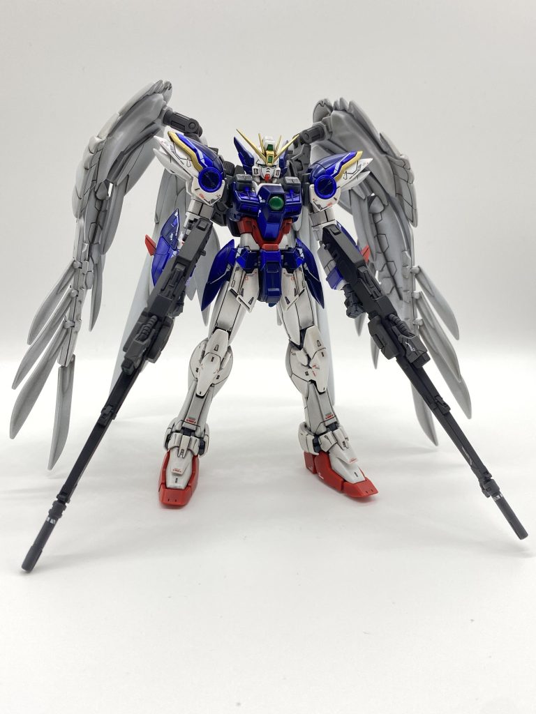 ヘッドの両サイドのイヤー、肩のアーマー、胴、両腕、ウエスト周りなどのブルーカラー箇所をMGver.KAのパーツ割りによる色の細分化を参考に塗り分けました。下地にガイアのエヴォシルバー、設定色に近い暗めの青は、クリアカラーのGXディープクリアブルーを重ねました。少し明るめの青は、周りをマスキングして再度シルバー塗装後、ガイアのウルトラマリンブルーで塗装。青2色は、極端に色を分けないよう意識して色を選定しました。